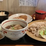 村山 満月うどん - 肉汁つけうどん（温かい汁）790円、サービスセット（かやくご飯 ＋ かき揚げ売り切れ★ 竹輪 ＋ 香物）250円、リッチメンチカツ 180円。