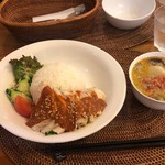 cafeロジウラのマタハリ春光乍洩 - 茹で鶏のピリ辛ゴマソースがけ+イエローカレー