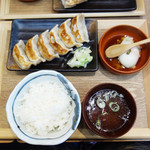 肉汁餃子のダンダダン - 餃子定食680円。