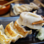 肉汁餃子のダンダダン - 肉汁溢れる大きい餃子。