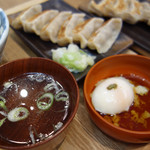 肉汁餃子のダンダダン - 定食には、スープ感覚の澄まし汁と温泉玉子が付いています。
