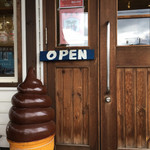 海の町の洋菓子店 ガトーフレール - チョコレート色のソフトクリームのオブジェは初めて見ました