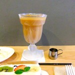 カフェアンドスペース ココノヴァ - アイスミルクティーは涼しげなグラスで。