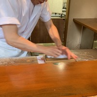 白金台こばやし - 鰹節は客の顔を見てから削り始めます