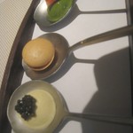 レストラン ラ フィネス - アミューズ（葉野菜ムースコーティング？、フォアグラマカロン、自家製キャビア）