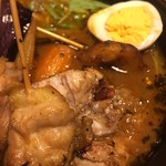北海道スープカレー Suage - ラベンダーポークの炙り角煮カレー＋パリパリ知床どり（アップ）