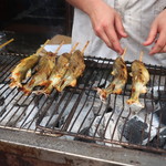 魚ゆるり。 - 鮎の塩焼き調理中