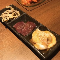個室焼肉ITADAKI 町田 - ホルモン３種 　マルチョウ、レバー、センマイ。　 　センマイはそのまま食べれます。 　マルチョウ、プリッとして美味しいです。