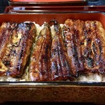 信川円 - 慌てずゆっくり食べる。細口のウナギが一番おいしい。身のきめ細やかなこと。山椒は使わない方が、より蒲焼のおいしさが分かる。