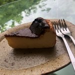 カフェ 崖の上 - バスクのチーズケーキ