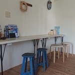 オルオル カフェ - 【店内の雰囲気②】
            カウンター席。
            この青い椅子が特に小さいのが気になっちゃった。