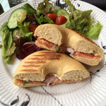 Nicolai Bergmann NOMU - スモークサーモンとクリームチーズのベーグル。