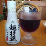 Saizeriya - グラスワインの赤100円と醤油の対比アップ