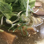 麺饗 松韻 - 中判のチャーシューが7,8枚、メンマとネギ、水菜が乗ってます。スープは煮干し土留めカラー。