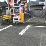 Dainingu Sakae - 駐車場入口