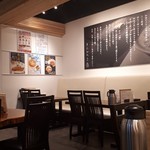 きたかた食堂 - お店は地下1階。天井が高くて広いです。