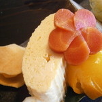 土家 - 24年1月　盛合せ　クワイチップ、出し巻、人参の梅煮、金柑