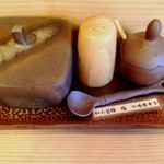 そば屋 福得妙満 - カウンターに置いてある和三盆糖や塩、七味唐辛子