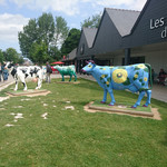 La Rotisserie - ポップな牛さん達のお出迎え