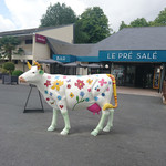 La Rotisserie - ポップな牛さん達のお出迎え