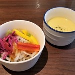 Grill Kajin - サラダとスープ（この日は、コーンスープ（冷製））。