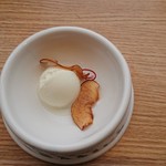 ドッグデプトプラスカフェ - わんこ用ジェラートりんごチップ添え