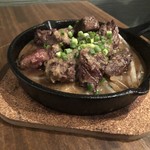 パンダルーム大名 - ～鉄板メニュー～　牛さがりサイコロステーキ　500円