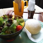 季節の台所 ロンヌ - 料理写真:こもりサラダ150円、白パン150円
