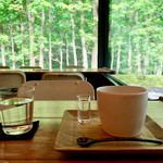 ももぐさカフェ - 素敵な白い器は安藤雅信さんのもの。
            作品はギャラリーで販売されています^ ^