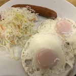 松屋 - メインのソーセージに半熟の目玉焼きがWにサラダ！