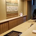 Doujin - 店内
                華美でなく落ち着いた雰囲気
                檜の１枚板のカウンターが美しい
                席に座り少しずつこの世界観に浸っていきます