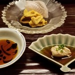 道人 - ②真子鰈(兵庫県明石産)、赤雲丹(兵庫県淡路島由比産)、真子鰈の肝ポン酢、割り醤油
      な
      真子鰈の産卵期は晩秋~晩冬、旬は夏
      赤雲丹の産卵期は初秋～晩秋、旬は初夏～晩夏。
      旬の絶頂期の共演に心が躍る