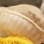 道人 - ②真子鰈(兵庫県明石産、1kg)
      冬の寒鮃、夏の真子鰈と言われ、旬真っ盛りの素晴らしい魚体
      もともとモッチリとした食感ですが、程よい寝かせで旨みも際立っています
      脂ののった肝ポン酢でコクを加えると絶品