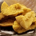 道人 - ②赤雲丹(兵庫県淡路島由比産)
      瀬戸内海の赤雲丹は一般的に淡白な味わいですが、その思い込みを打ち崩す上質で透明感のある旨みと甘み
      上質な雲丹は舌の上で5秒ホールドして、味わいをじっくり味わう
      至福です