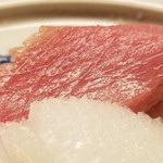 道人 - ③中トロ(石川県能登産、定置網169kg、5日寝かせ)
      本鮪の大きなサクを本当に美味しい部分だけ残して大胆にトリミング。
      口に入れるとサッパリとした脂がサッと融けて思わず｢う～っ！｣と唸ってしまう。