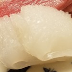 道人 - ③剣先烏賊(長崎県産、胴長約40cm)
      槍烏賊よりも胴が太く身の甘みも強め
      大きな剣先烏賊は細かく細工包丁が入り、縁は角度を変える丹念さ
      程よい寝かせと細工包丁で上品な旨みが最大級に引き出されています