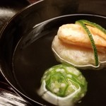 道人 - ④毛蟹(北海道噴火湾産)の真薯、オクラの葛練り、利尻昆布と鮪節の出汁のお椀
      透明感のあるお出汁！
      利尻昆布の出汁は透明感がありながらも輪郭がはっきりしたキレがある美しい味わい
      完璧です！