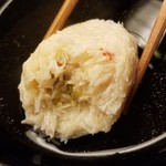 道人 - ④毛蟹(北海道噴火湾産)の真薯
      噴火湾の毛蟹の産卵期は冬、冬は旨みが強く、夏は甘く軟らかい。
      毛蟹の解し身を軟らかく纏めた真薯の中に蟹味噌餡がアクセントに
      優しく甘い旨みが口福に誘い、幸せに導く