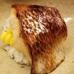 道人 - ⑤炭火焼き赤鯥(長崎県産)、玉蜀黍の香味ご飯
      赤鯥の産卵期は初夏～初秋、旬は晩秋～晩冬なので一般的に時期は良くないが、やはりこちらの仕入れは魚が良い
      脂のりが良く、ご飯に混ぜると渾然一体な美味しさ