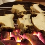 道人 - ⑥炭火焼き黒鮑(徳島県産)
      黒鮑の産卵期は秋～冬、旬は初夏～夏。
      黒鮑は柔らかさと弾力が両立している抜群の蒸し加減を更に炭火で焼いて仕上げます。
      厚みのある切り分けで炙っている最中も目が釘付けです！