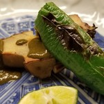 道人 - ⑥炭火焼き黒鮑(徳島県産)と炭火焼き鷹峯唐辛子(京都府産)
      蒸し鮑が更に炭火焼きと手間暇が掛かっており、軟らかさと芳ばしさが同居
      加熱により旨みが活性化し、抜群な味わい
      肝ソースの磯の薫りも素晴らしい