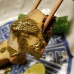 道人 - ⑥炭火焼き黒鮑(徳島県産)
      こうやって写真を見ているだけで、至福の味わいを思い出します。
      歯応えも良く、キュッと口の中で小さく音が鳴り、絶妙な仕上がり