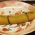 道人 - ⑧色紙冬瓜の焚きもの
      冬瓜を3mm位の厚みで桂剥きにして束ねたものを紐で括って、薄味で煮ており、軟らか過ぎず優しい味わいに仕上げてあります
      本当に美味しくなるなら手間暇を惜しまない仕事振り
