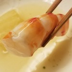 道人 - ⑧蒸し車海老(兵庫県明石産)と色紙冬瓜の焚きもの、真昆布&鰹節&生姜の出汁餡掛け
      とにかく車海老の処置が丁寧で背ワタも隅々まで綺麗に取っているので、雑味を全く感じません