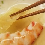 道人 - ⑧蒸し車海老(兵庫県明石産)と色紙冬瓜の焚きもの、真昆布&鰹節&生姜の出汁餡掛け
      小さな正方形が幾つも積み重なっています。
      1枚1枚が適度な軟らかさで、しかも型崩れせずに楽しめるのが良いです。