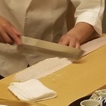 道人 - ⑨鱧(兵庫県明石産)
      結構、ゴツい包丁なのですが、それを使って、シャッシャッとリズム良く骨を切る様が格好良いです。