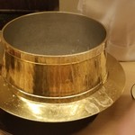道人 - ⑩ご飯
      真鍮製の立派な羽釜がキラキラです。