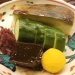 道人 - ⑪ご飯のお供は香の物、山椒入りちりめんじゃこ、花鰹です。
      香のものは水茄子、胡瓜、昆布、ゆかりむらさき、唐墨団子