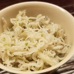 道人 - ⑪ご飯のお供は香の物、山椒入りちりめんじゃこ、花鰹です。
      ちりめんじゃこは軟らかく美味しい、山椒がほんのり香ります。