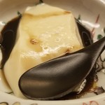 道人 - ⑫呉豆腐の黒蜜ソース、讃岐の和三盆掛け
      ムチムチな呉豆腐、優しい黒蜜と和三盆の組み合わせ
      デザートまで抜かり無し！